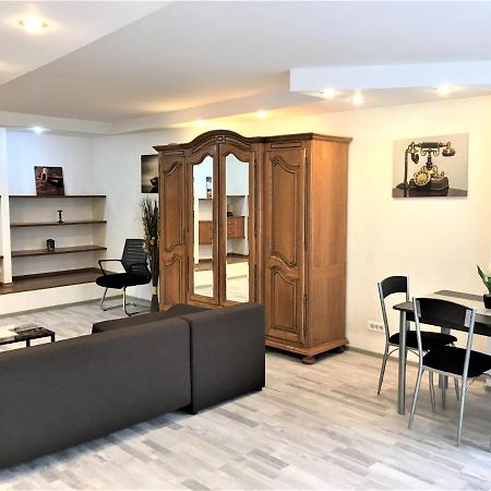 Large Apartment In Ultra-Central Location ブラショフ エクステリア 写真