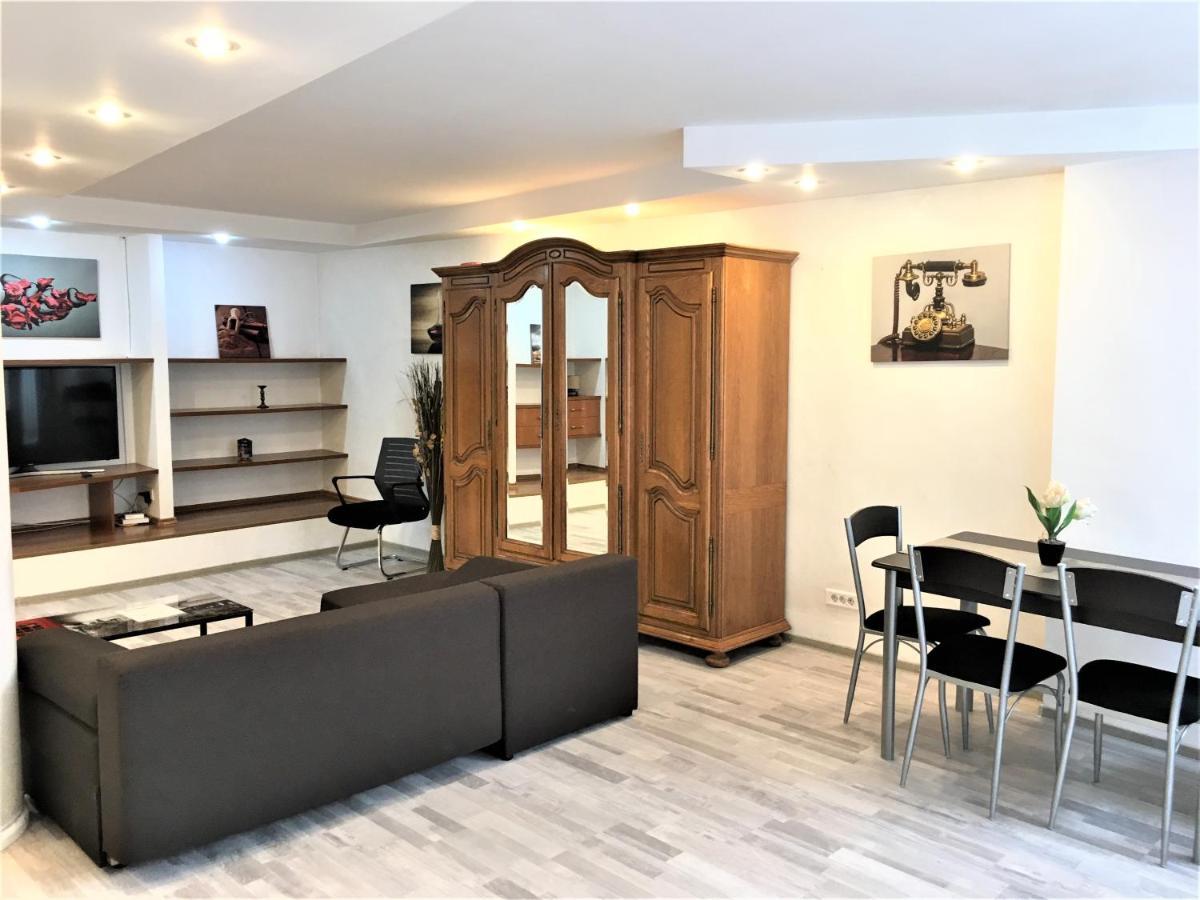 Large Apartment In Ultra-Central Location ブラショフ エクステリア 写真