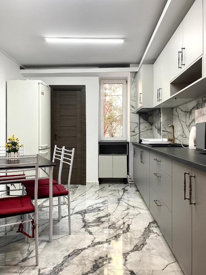 Large Apartment In Ultra-Central Location ブラショフ エクステリア 写真