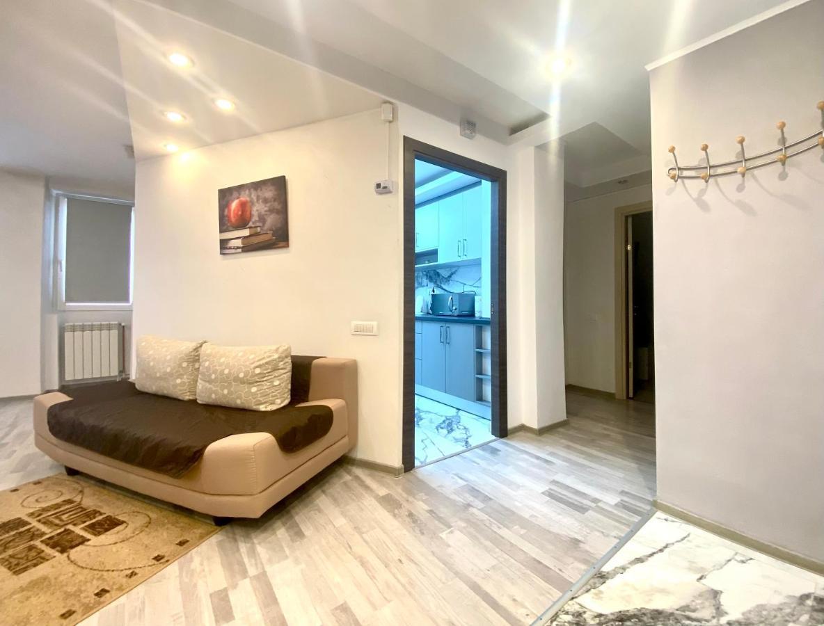 Large Apartment In Ultra-Central Location ブラショフ エクステリア 写真