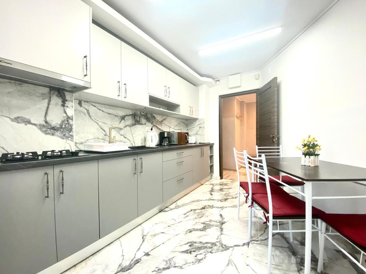 Large Apartment In Ultra-Central Location ブラショフ エクステリア 写真